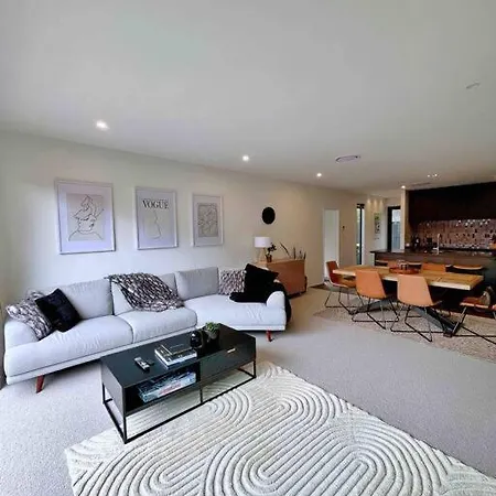 Luxury 3 Bedroom Home With Double Garage